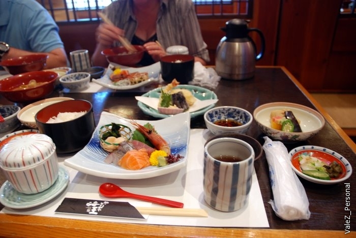 Последний обед в Японии, едим сашими