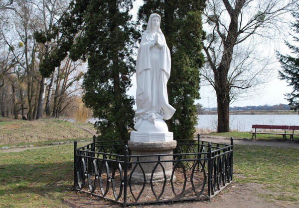 Скульптура Девы Марии на острове Марии