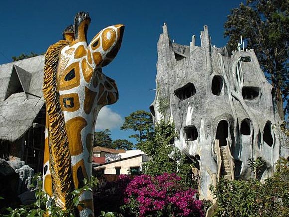 необычный хостел «Crazy House» во Вьетнаме