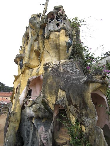 необычный хостел «Crazy House» во Вьетнаме