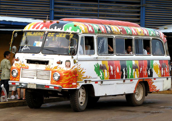 Яркий автобус в Сан-Карлосе / Фото из Коста-Рики