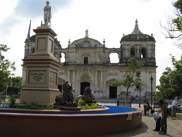 Площадь перед собором в Леоне / Фото из Коста-Рики