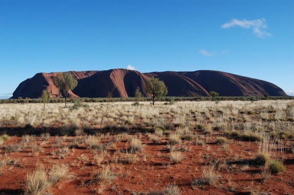 Гигантский монолит Улуру (скала Айерс-Рок) в Австралии