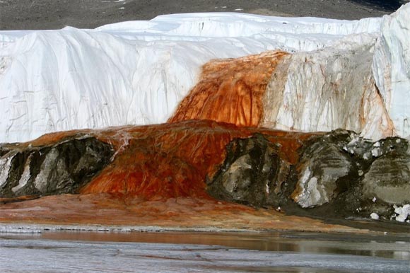 Кровавый водопад (Blood Falls) ледника Тейлора (Taylor Glacier), Антарктида