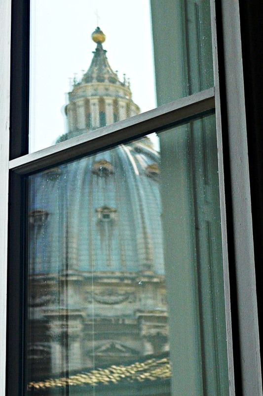 отражение в окне Галлереи Географических карт в Ватикане.