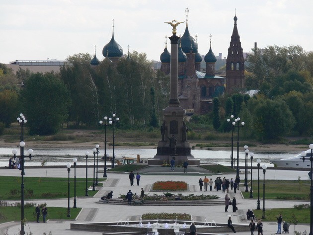 Стрелка и памятник Тысячелетию Ярославля