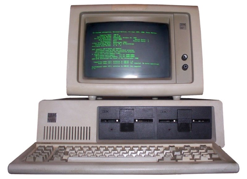 Фото IBM PC 5150. Технические характеристики:
Процессор Intel 8088 с частотой 4,77 МГц, ёмкость ОЗУ — от 16 до 256 Кбайт. Флоппи-дисководы ёмкостью 160 Кбайт приобретались за отдельную плату в количестве 1 или 2 шт. Жёсткого диска не было.