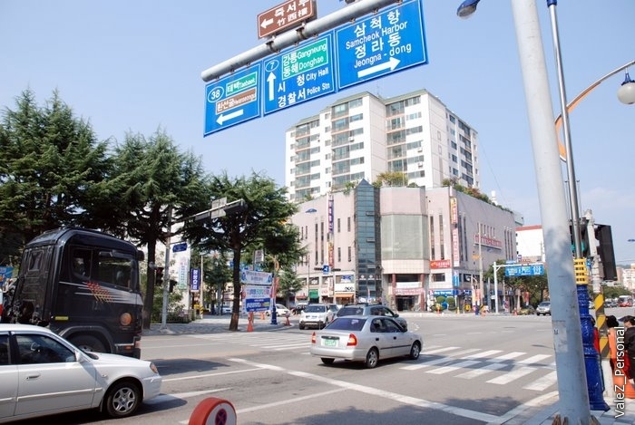 А вот корейский город. Знакомое нам правостороннее движение, все как у людей уже почти