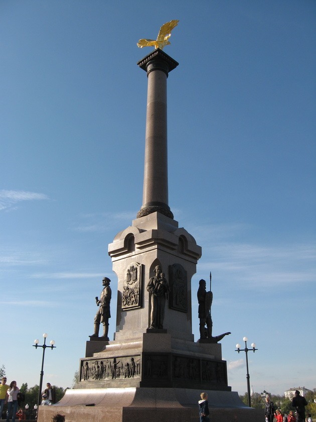 Стрелка и памятник Тысячелетию Ярославля